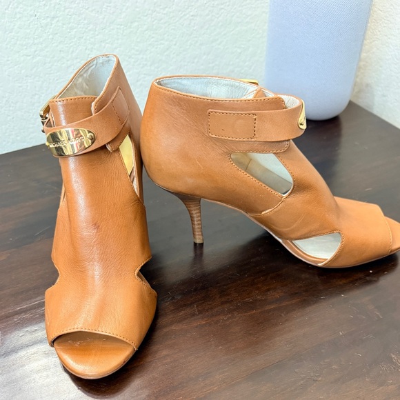 Michael Kors EUC Cognac Leather
Open Toe Heeled Booties w/ 3”
Heel Size 7.5 - Picture 6 of 11